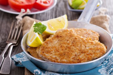 domuz eti şnitzel parmesan ile