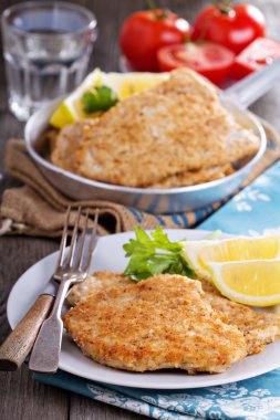 domuz eti şnitzel parmesan ile