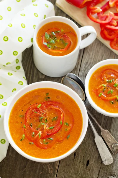 Soupe de poivron rouge rôtie dans un bol blanc — Photo