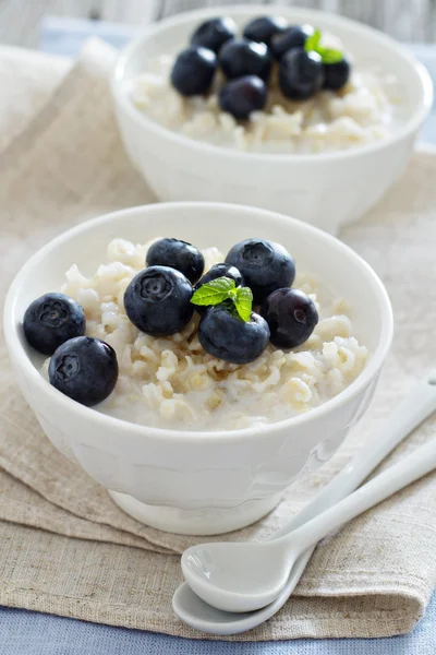Rice pudding with syrup and berries — Stock Photo, Image