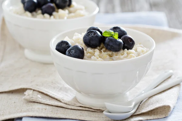 Milchreis mit Sirup und Beeren — Stockfoto