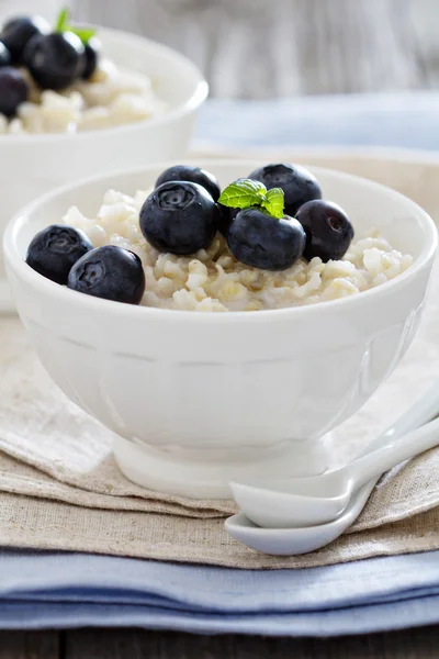 Rice pudding with syrup and berries — Stock Photo, Image