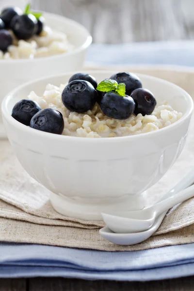 Pudín de arroz con almíbar y bayas — Foto de Stock