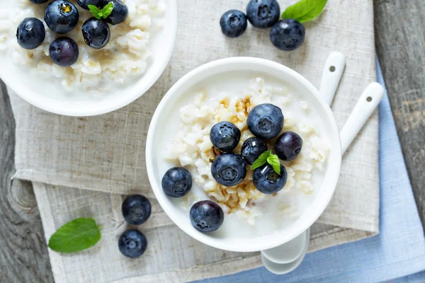 Rice pudding with syrup and berries — Stock Photo, Image