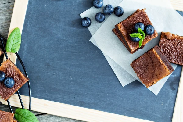 Brownies mit Blaubeeren auf einer Tafel — Stockfoto