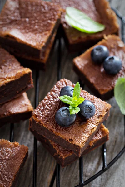 Brownies apilados con una taza de té — Foto de Stock