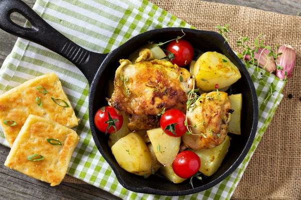 Pollo con patatas y tomates frescos —  Fotos de Stock