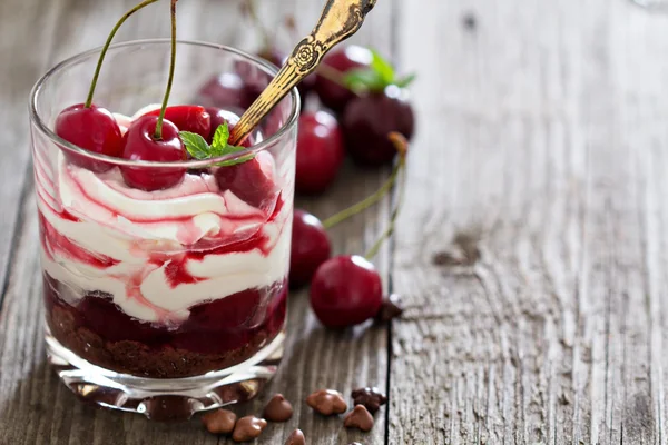 Torta di formaggio dolce ciliegia in un bicchiere — Foto Stock