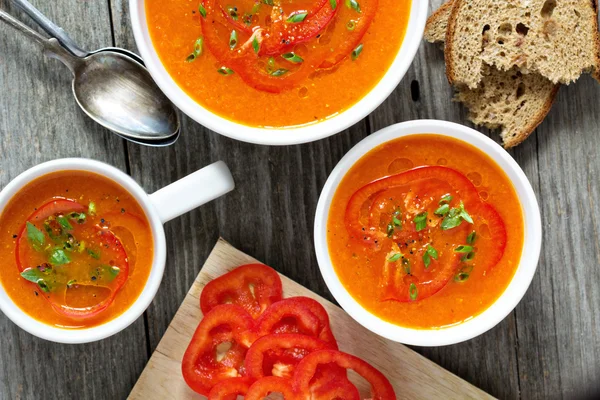 Geröstete rote Paprika-Suppe in weißer Schüssel — Stockfoto