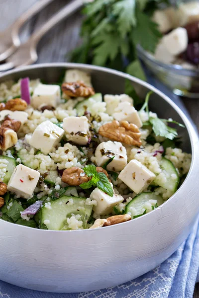 Salatalık, kuskus ve beyaz peynir salatası — Stok fotoğraf