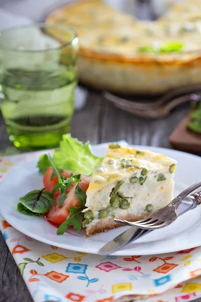 Пирог из цветной капусты и зеленой фасоли — стоковое фото