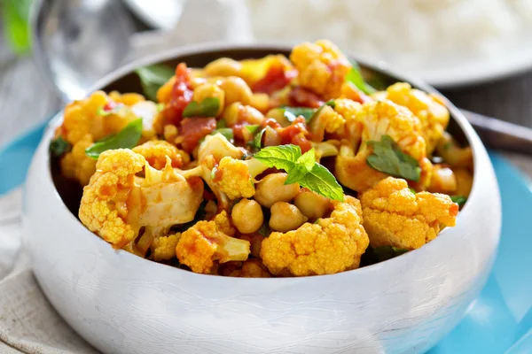 Vegan curry med kikärter och grönsaker Stockfoto