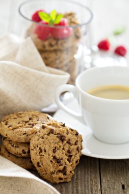 Çikolata parçacıklı kurabiye.