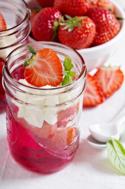 tatlı çilek ve krema ile