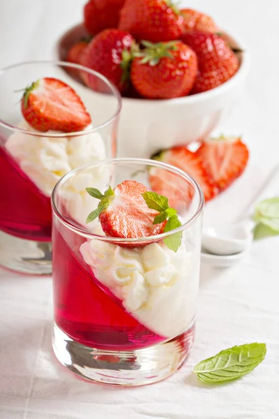 Dessert met aardbeien en slagroom — Stockfoto