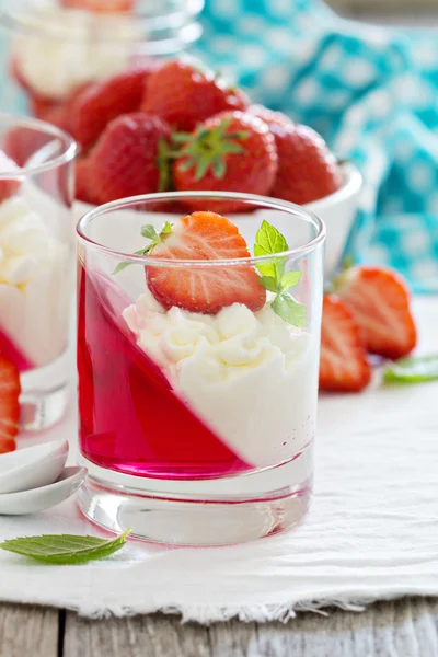 Dessert con fragole e panna montata — Foto Stock