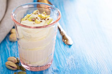 safran ve antep fıstığı ile tatlı yoğurt