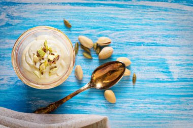 safran ve antep fıstığı ile tatlı yoğurt