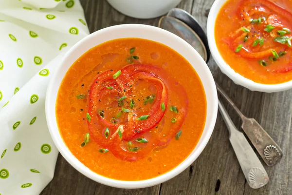 Запечений суп з червоного перцю в білій мисці — стокове фото