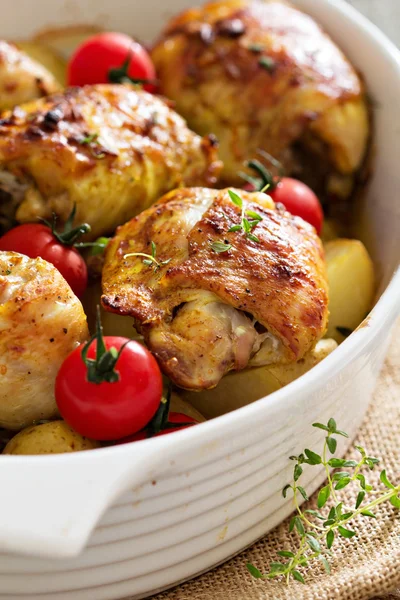 Huhn mit Kartoffeln und frischen Tomaten — Stockfoto