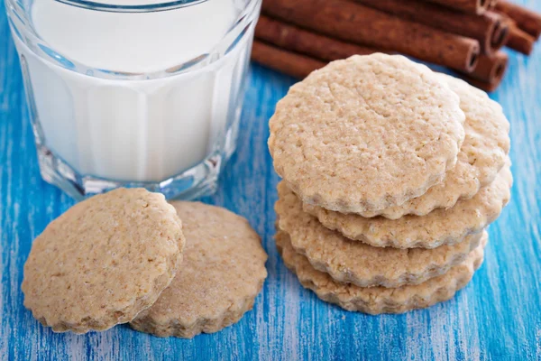 Bolinhos de canela de trigo inteiro — Fotografia de Stock