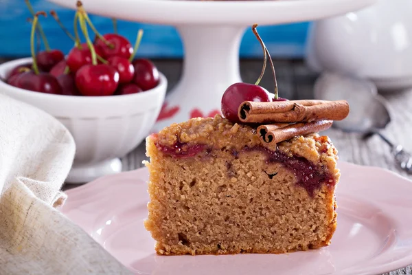 Torta di caffè sbriciolato alla ciliegia con cannella — Foto Stock