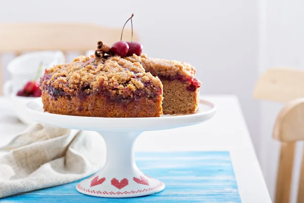 Bolo de café crumble cereja com canela — Fotografia de Stock