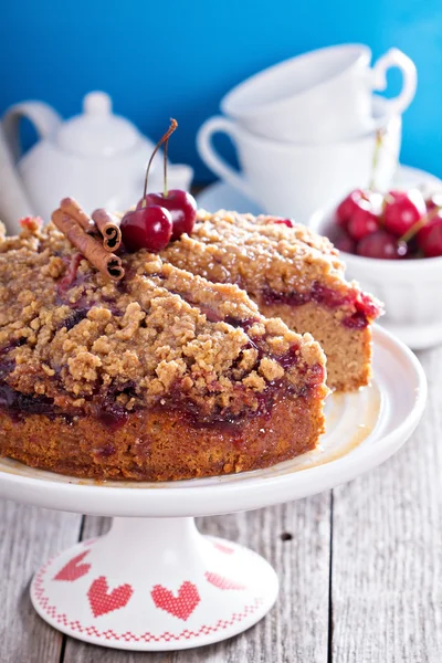 Cherry crumble coffee cake with cinnamon — Stock Photo, Image