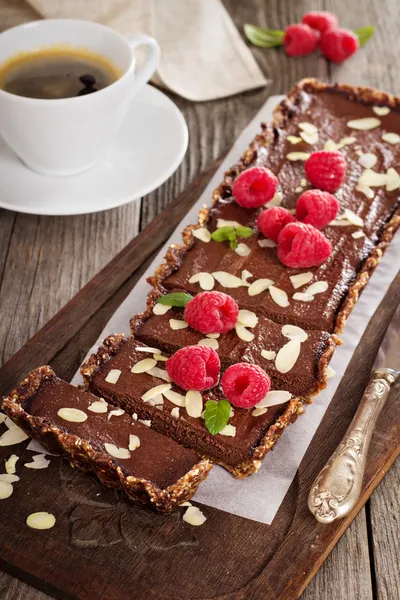 Vegan chocolate tart with almonds — Stock Photo, Image