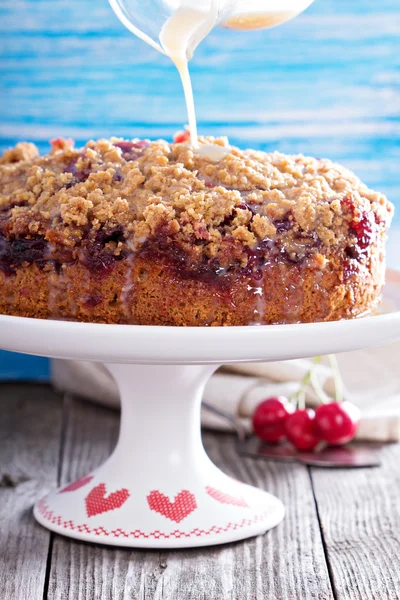 Cherry crumble coffee cake with cinnamon — Stock Photo, Image