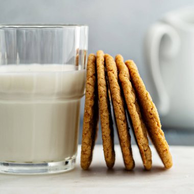 Çiğnenmiş ve ince tarçınlı kurabiye veya pekmezli kurabiye.