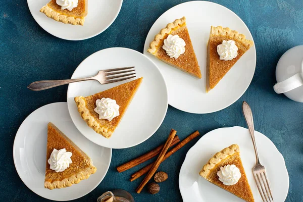 Tarte à la citrouille traditionnelle avec crème fouettée et cannelle — Photo