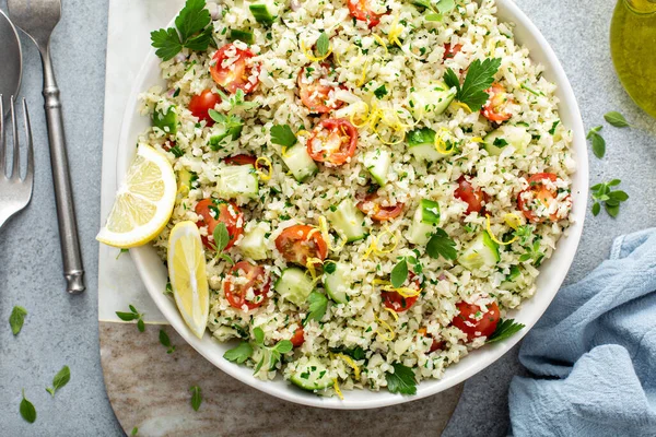 Tabbouleh saláta karfiolos rizzsel és zöldségekkel — Stock Fotó