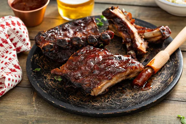 Grillezett roston sült borda BBQ szósszal és kávával — Stock Fotó