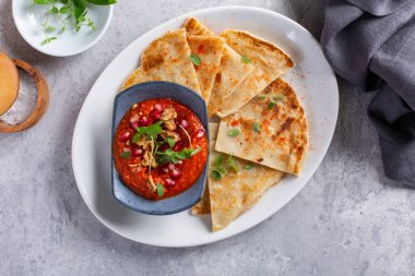 Muhammara, kavrulmuş dolmalık biber, yanında Roti ile servis edilir.