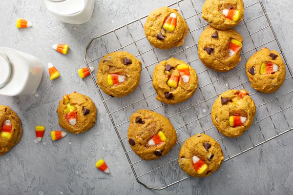 Dulces de maíz y chips de chocolate galletas de calabaza — Foto de Stock