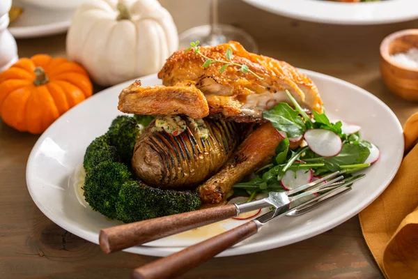 Изысканный ужин с курицей с брокколи и картошкой — стоковое фото