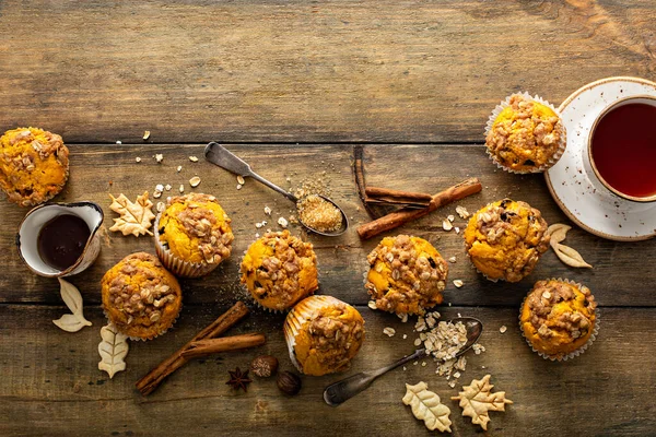 Kürbismuffins mit Hafer und braunem Zucker — Stockfoto
