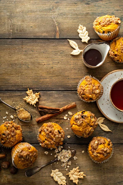 Muffin di zucca con avena e zucchero di canna sbriciolano — Foto Stock