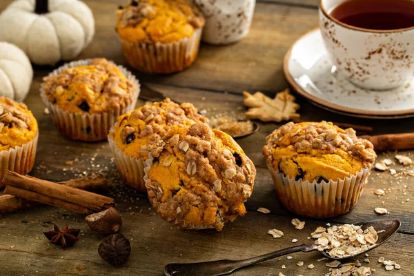 Pompoenmuffins met haver en bruine suiker kruimelen — Stockfoto