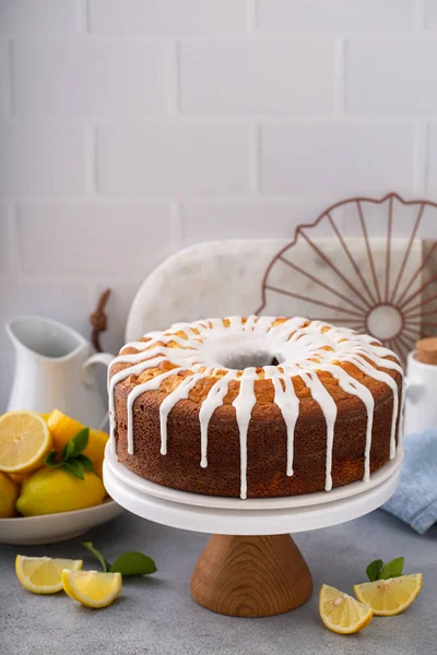 케이크에 분말 설탕 유약을 탄 레몬 — 스톡 사진