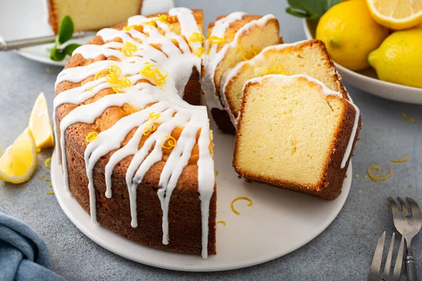 Pudra şekerli limonlu kek. — Stok fotoğraf