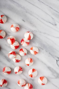 Mermer bir masada nane şekeri, Noel arkaplanı.