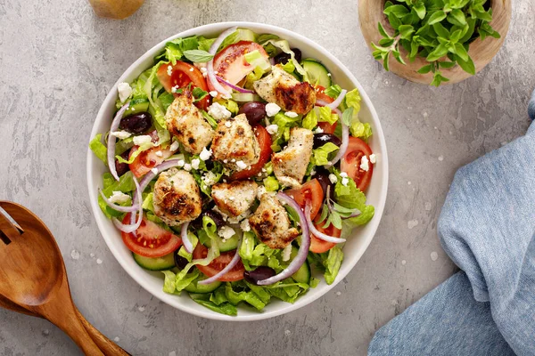 Friss zöldség és feta görög saláta házi készítésű öntettel — Stock Fotó