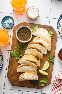 Tavuk ve peynirli fırında taco.