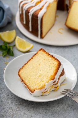 Pudra şekerli limonlu kek.