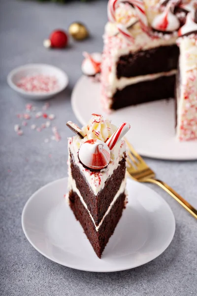 Corteccia di menta piperita e torta al cioccolato per Natale su uno sfondo festivo — Foto Stock