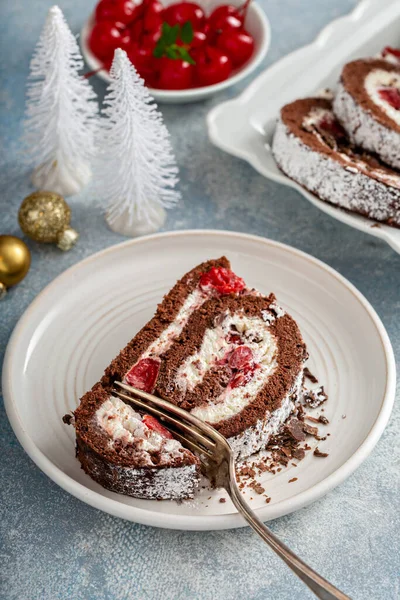 Zwarte boscake roll met slagroom en kersen — Stockfoto