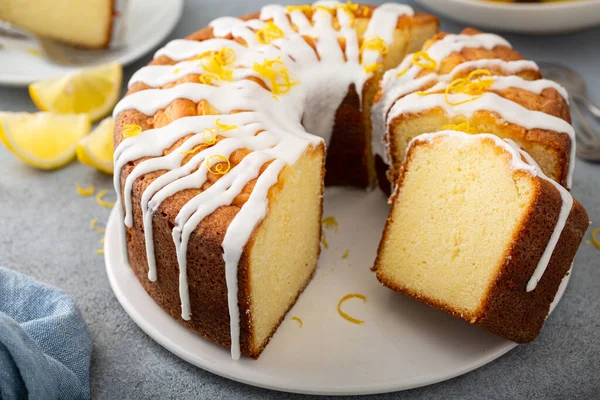 Лимонний фунт торт з порошковою цукровою глазур'ю — стокове фото