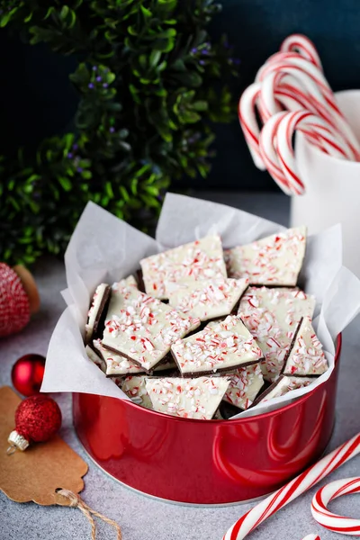 Zelfgemaakte pepermuntschors, witte en pure chocolade met fijngestampte zuurstokken — Stockfoto